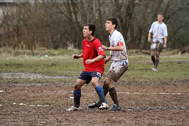NBA勇士与篮网展开季后赛激烈对决