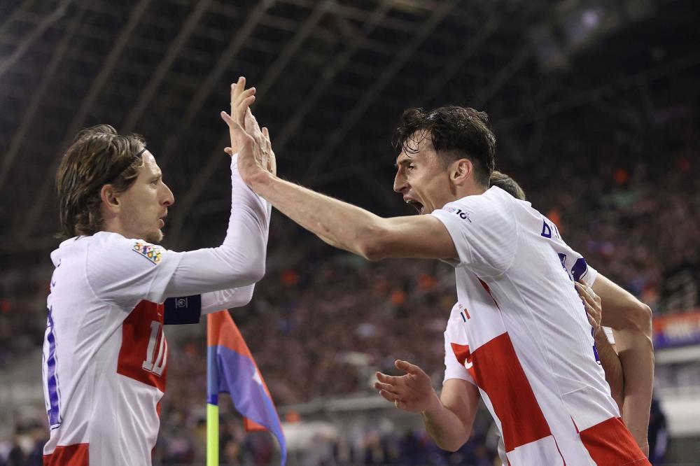 皮亚尼奇重返尤文训练基地，与斯帕莱蒂、基耶利尼合影